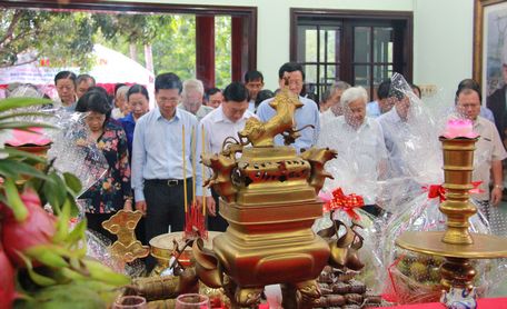 Các đồng chí lãnh đạo Đảng, Nhà nước cùng các đại biểu dành 1 phút tưởng niệm cố Thủ tướng Võ Văn Kiệt.