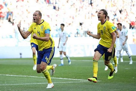  Đội trưởng Granqvist ghi bàn thắng duy nhất trên chấm 11m để giúp Thụy Điển đánh bại Hàn Quốc với tỉ số 1-0. Ảnh: FIFA