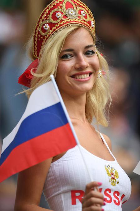 Dù chỉ có vài giây xuất hiện trước ống kính nhưng fan nữ này đã khiến đám đông “đổ gục” hoàn toàn và trở thành ứng viên sáng giá cho danh hiệu cổ động viên xinh đẹp nhất mùa World Cup