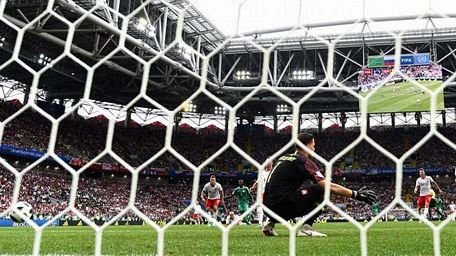 Hậu vệ Ba Lan vô tình đá phản lưới nhà, giúp Senegal dẫn trước 1-0