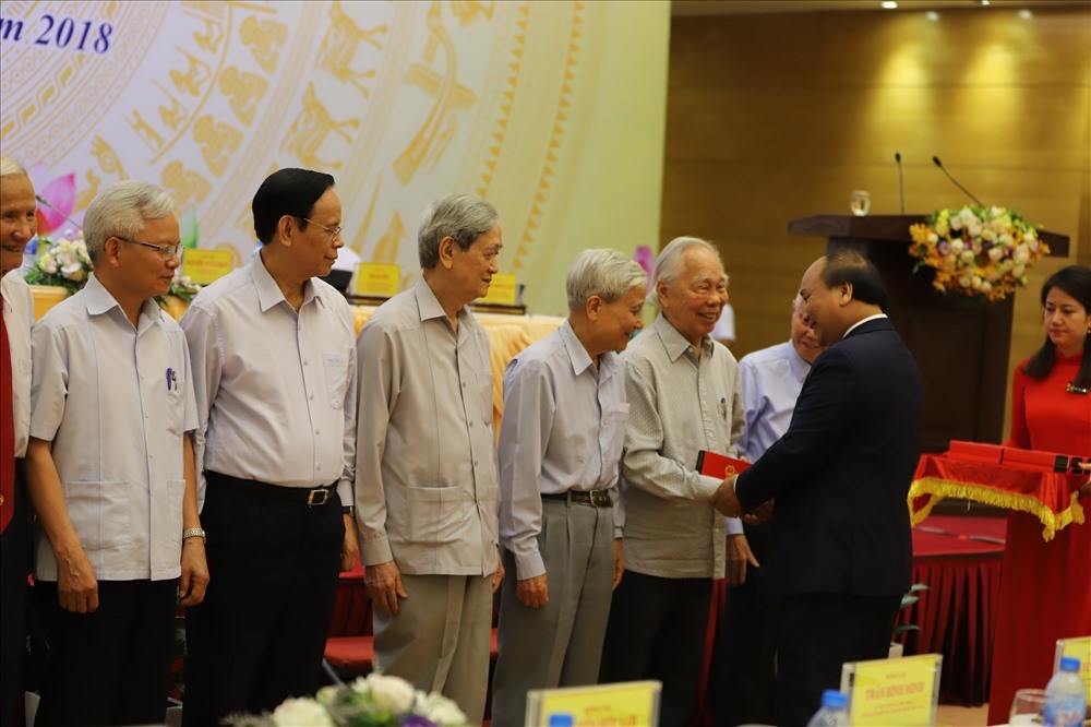 Thủ tướng Nguyễn Xuân Phúc tặng quà cho các nhà báo lão thành trong buổi gặp mặt. Ảnh: Anh Hào