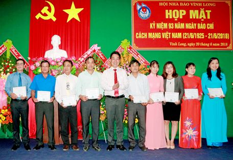 Ông Lữ Quang Ngời- Ủy viên Thường vụ Tỉnh ủy, Phó Chủ tịch UBND tỉnh (giữa) trao thưởng cho các tác giả đạt giải nhất.