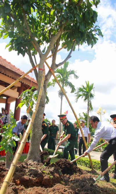 Thượng tướng Bế Xuân Trường (thứ 2 từ phải qua) và Phó Chủ tịch UBND tỉnh- Lữ Quang Ngời (bìa phải) trồng cây lưu niệm.