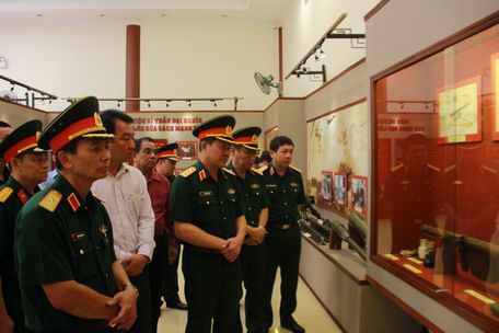 Đoàn tham quan không gian trưng bày các hiện vật về cuộc đời của GS.VS Trần Đại Nghĩa.