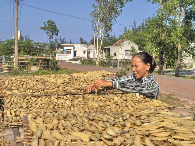 Chị Nguyễn Thị Luyền đang làm mẻ khoai deo mới