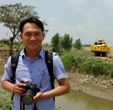Nhà báo trẻ Trương Hòa Hội trên đường tác nghiệp.