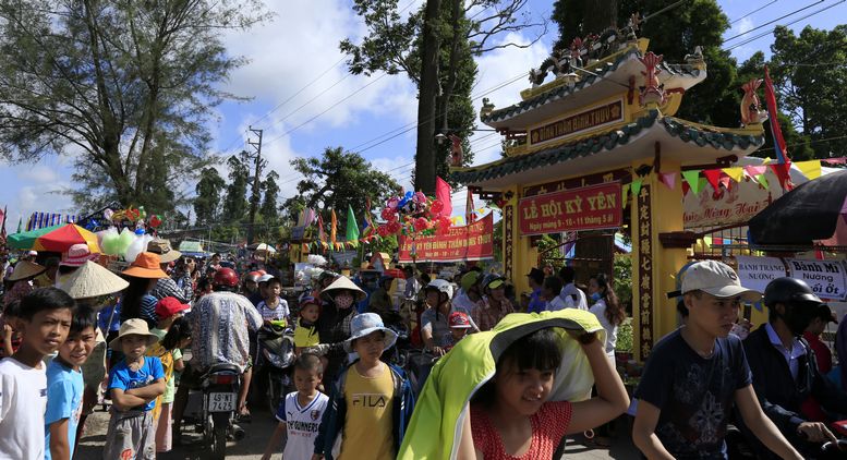  Lễ hội thu hút rất đông người dân trong, ngoài tỉnh.