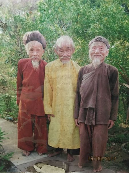 Ba anh em cụ Tám đều để tóc dài, từ trái qua cụ Tám Nhơn, cụ Út Tiên, cụ Hai Dày.
