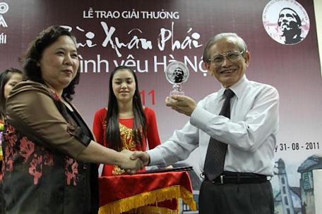 Năm 2011, Giáo sư Phan Huy Lê được trao Giải thưởng Lớn - Giải thưởng Bùi Xuân Phái Vì tình yêu Hà Nội. (Ảnh: TTVH)