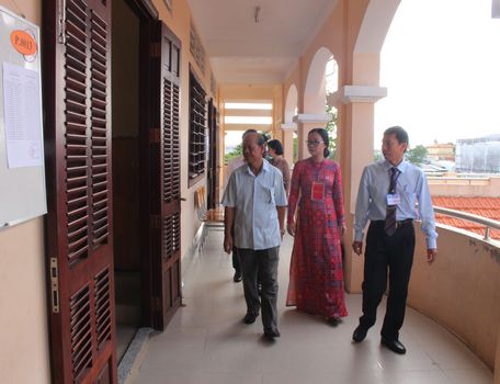 Phó Bí thư Thường trực Tỉnh ủy, Chủ tịch HĐND tỉnh- Trương Văn Sáu thăm điểm thi Trường THPT Lưu Văn Liệt.
