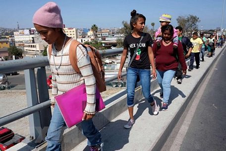 Người di cư di chuyển tới khu vực biên giới Mexico-Mỹ tại Tijuana, bang Baja California, Mexico ngày 28/4. (Nguồn: AFP/TTXVN)