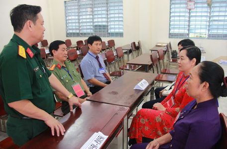 Chỉ huy trưởng Bộ Chỉ huy Quân sự tỉnh- Phạm Văn Bé Tư thăm và trao đổi với cán bộ điểm thi Trường THPT Hòa Ninh.