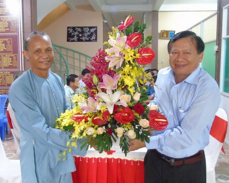 Ông Lê Quang Đạo- Chủ tịch UBMTTQ Việt Nam tỉnh Vĩnh Long tặng hoa chúc mừng cho Ban đại diện Phật giáo Hòa Hảo tỉnh