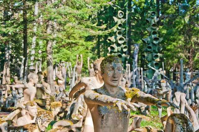 Khi nghệ sỹ ẩn danh này qua đời, người ta gọi nó là khu rừng điêu khắc Veijo Rönkkönen mang tên của ông. Dù kỳ lạ nhưng nơi này thu hút tới hơn 20.000 lượt khách ghé thăm mỗi năm. Du khách không chỉ đắm chìm trong không gian nghệ thuật, còn bị ám ảnh bởi không khí u ám của khu rừng. Một số bức tượng còn được giấu loa bên trong, tạo nên hiệu ứng âm thanh rùng rợn.