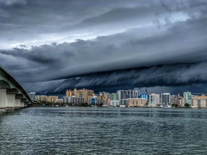 Mây đen cuồn cuộn khi cơn bão sắp ập đến Sarasota, Florida (Mỹ) ngày 24/6/2018.