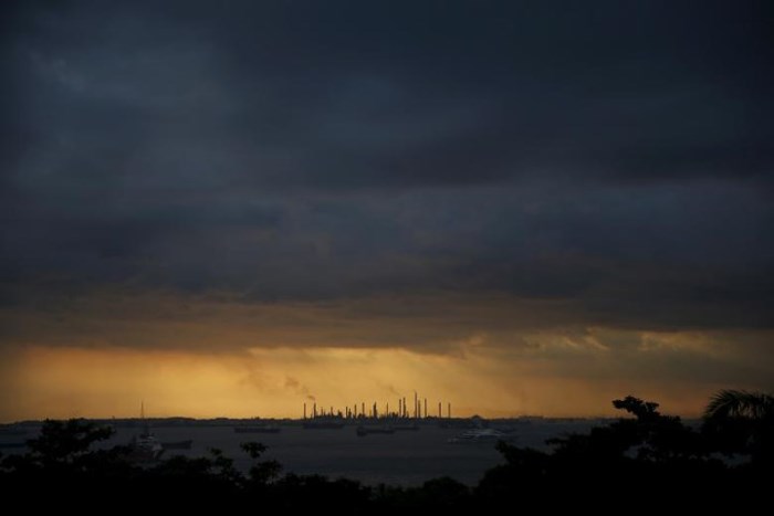 Những đám mây phủ kín bầu trời chỉ để lại một khoảng sáng nhỏ ở khu vực nhà máy lọc dầu Pulau Bukom ở Singapore ngày 30/1/2016.