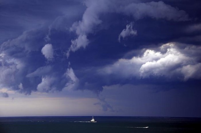 Những chiếc tàu đang nhanh chóng vào bờ tìm nơi trú ẩn trước khi cơn bão ập đến ven biển Sydney, Australia ngày 6/11/2015.