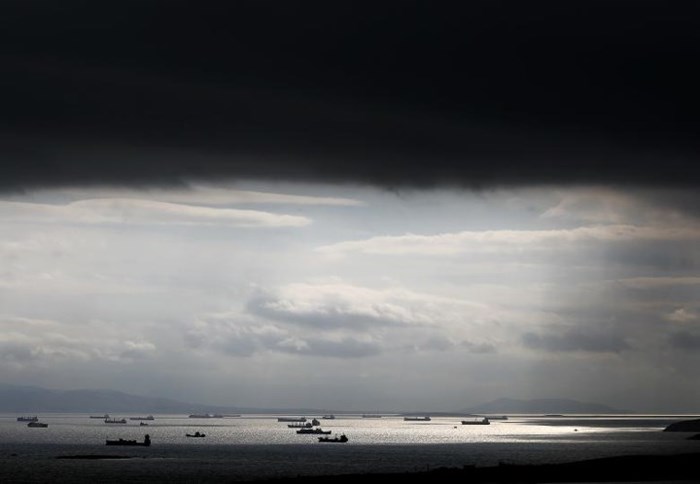 Những chiếc tàu chở hàng đang nhanh chóng di chuyển dưới bầu trời kín đặc mây đen gần cảng Plraeus, Athen (Hy Lạp) ngày 5/3/2015.