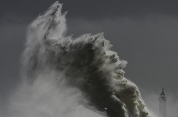 Những con sóng lớn sắp đập vào ngọn hải đăng ở Sussex, miền nam England (Anh) ngày 15/2/2014.