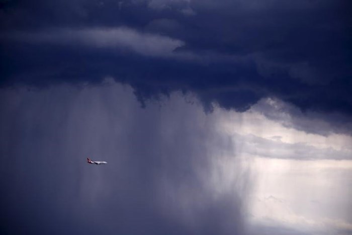 Chiếc máy bay Boeing 737-800 của Qantas đang chạy đua dưới cơn mưa lớn để về Sydney, Australia ngày 6/11/2015.