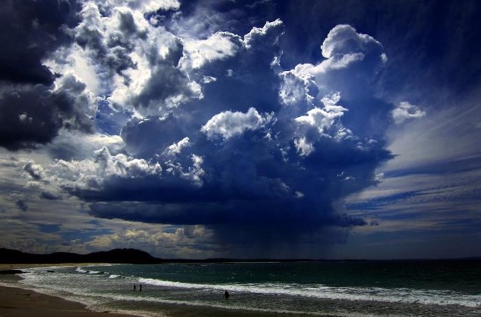 Những đám mây báo hiệu cơn bão lớn ở bãi biển Mollymook, phía nam Sydney, Australia ngày 5/3/2014.