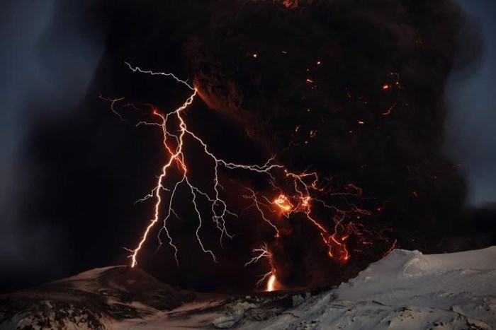 Những tia chớp cắt ngang, cắt dọc bầu trời khi núi lửa Eyjafjallajokul phun trào dung nham ở Iceland ngày 17/4/2010.