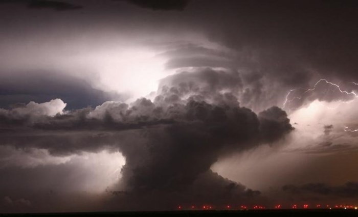 Mây đen kín đặc bầu trời khi cơn bão sắp đổ bộ vào Texas (Mỹ) ngày 6/5/2008.