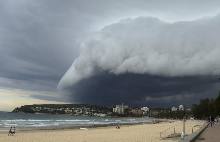 Đám mây có hình thù như cơn sóng lớn trên bầu trời bãi biển Manly ở Sydney (Australia) trong buổi chiều trước cơn bão. Ảnh chụp ngày 5/3/2014.