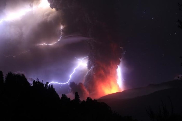 Mây đen vần vũ và những tia chớp xé toạc bầu trời khi núi lửa Puyehue-Cordon phun trào dung nham đỏ rực gần thành phố Osorno của Chile ngày 5/6/2011./.