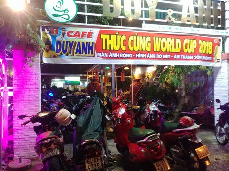Đông đảo khách đến xem tại quán cà phê Duy Anh (đường Nguyễn Văn Thiệt, Phường 4).