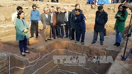GS Phan Huy Lê và các nhà nghiên cứu thăm hiện tường khai quật khảo cổ học khu vực chính điện Kính Thiên. Ảnh: Đinh Thuận/ TTXVN