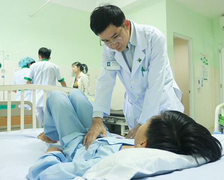Ths.BS Nguyễn Hữu Kỳ Phương đang thăm khám cho em H. sau phẫu thuật