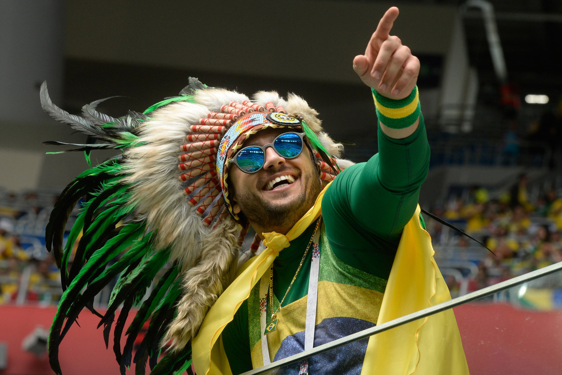 Fan của đội tuyển Brazil trong trận gặp Costa Rica - Ảnh: AFP