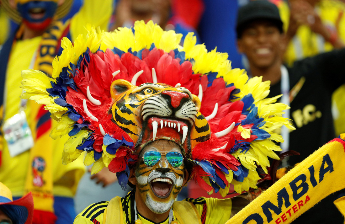 Màn hóa trang ấn tượng của một fan Colombia trong trận gặp Ba Lan - Ảnh: AFP