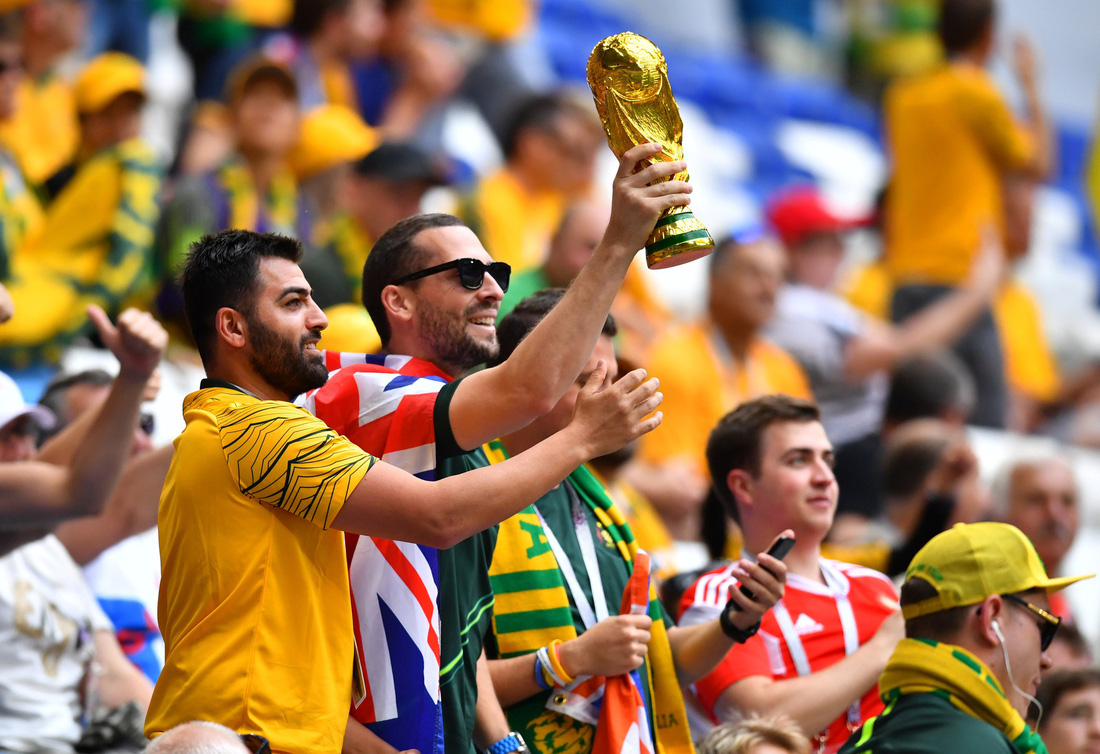 Người hâm mộ của xứ sở chuột túi khá hiền khi chỉ mặc trang phục đội tuyển quốc gia và cúp vàng - Ảnh: REUTERS