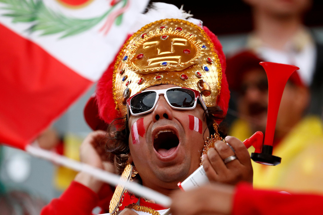Nền văn hóa bản địa được thể hiện rõ thông qua một fan hâm mộ của tuyển Peru - Ảnh: AFP