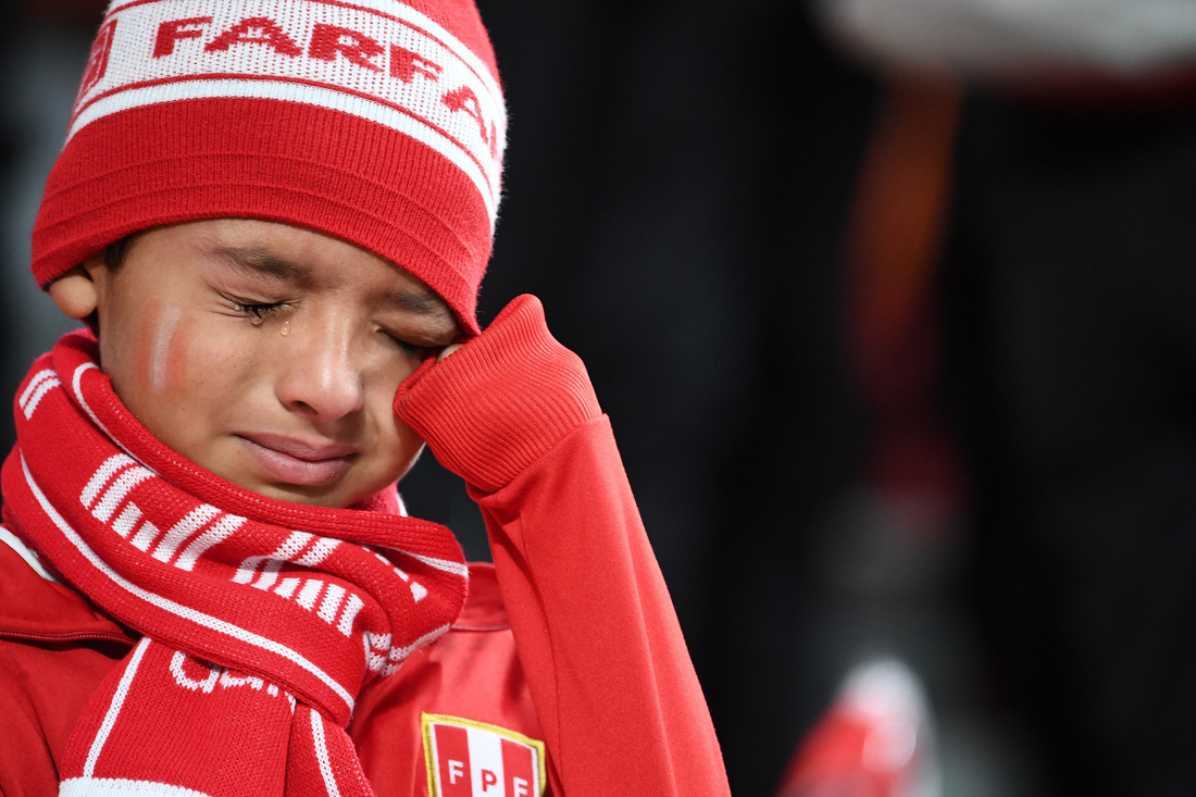 Fan nhí của đội tuyển Peru không kiềm được cảm xúc sau trận thua trước tuyển Pháp - Ảnh: AFP
