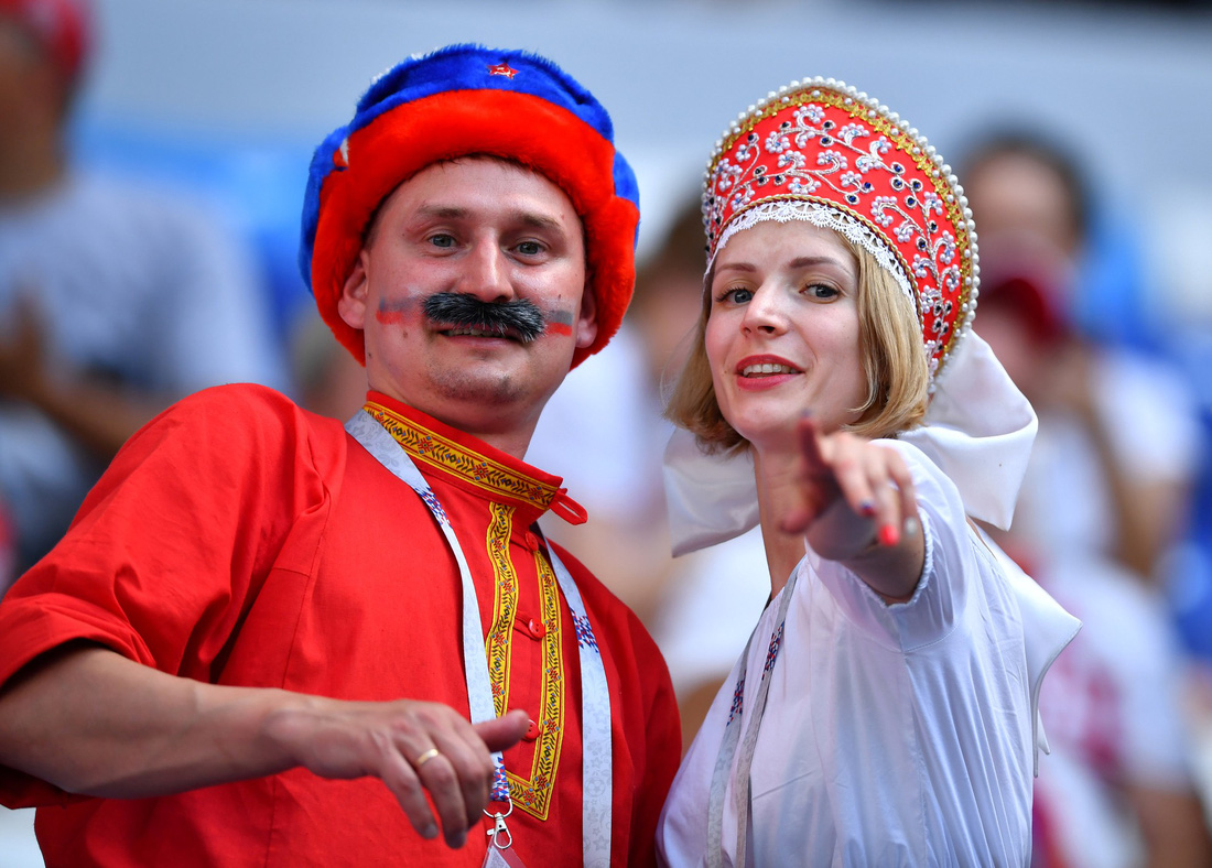Cặp đôi người Nga chọn trang phục truyền thống để ủng hộ đội nhà - Ảnh: REUTERS