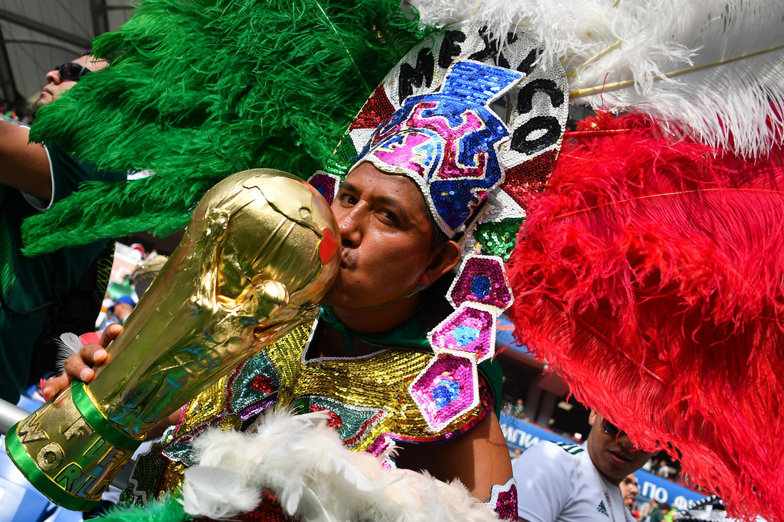 Fan Mexico này đầu tư hoành tráng vào bộ cánh rực rỡ như tham gia một lễ hội đường phố của đất nước Trung Mỹ - Ảnh: AFP