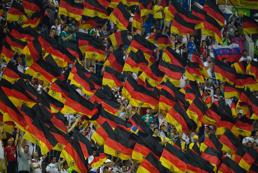 Cờ Đức rợp một góc sân trong trận gặp Thụy Điển - Ảnh: REUTERS