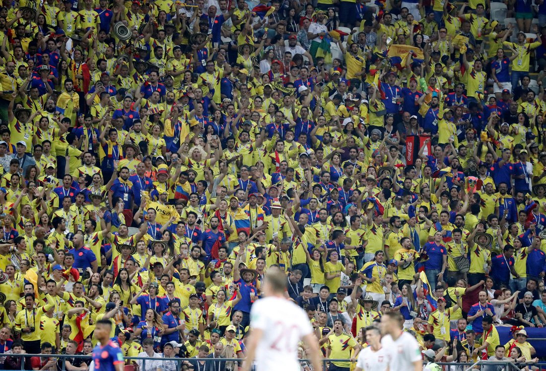Vàng rực một góc sân màu áo tuyển Colombia trong trận gặp Ba Lan - Ảnh: REUTERS