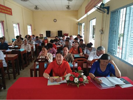 Đại biểu tham dự hội nghị triển khai nhân rộng “Đề án Tuyên truyền giáo dục đạo đức, lối sống trong gia đình” tại xã Phú Quới (Long Hồ).