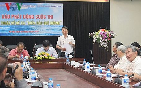 Ông Vũ Quốc Khánh – Chủ tịch Hội Nghệ sĩ Nhiếp ảnh Việt Nam phát biểu tại cuộc họp báo.