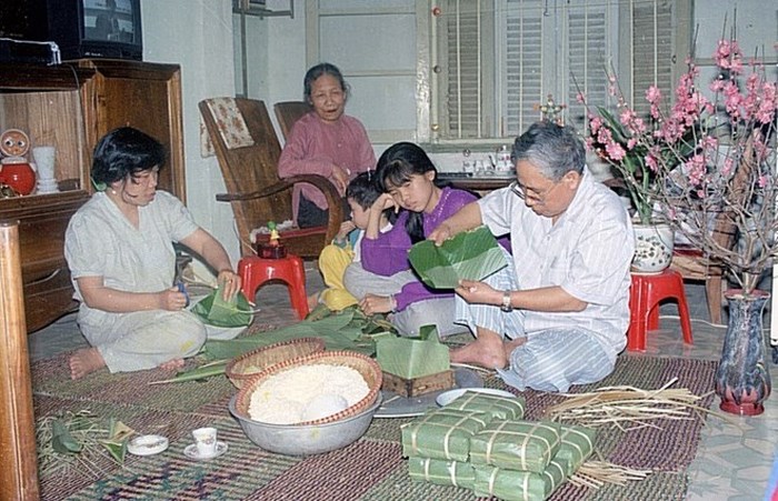  Một gia đình Việt Nam gói bánh chưng đón Tết Mậu Dần (1998). (Ảnh: Trần Thiêm/TTXVN)