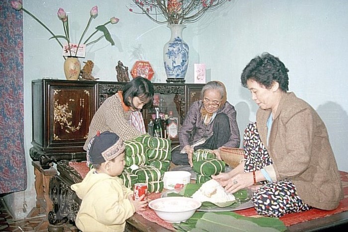 Một gia đình Việt Nam gói bánh chưng đón Tết Mậu Dần (1998). (Ảnh: Ngọc Hà/TTXVN)