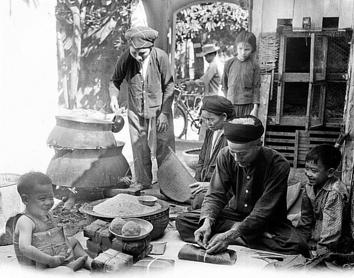 Gia đình một xã viên Hợp tác xã ở Đại Từ, Thái Nguyên chuẩn bị đón Tết Nguyên Đán Kỷ Hợi (1959). (Ảnh: Tư liệu TTXVN)