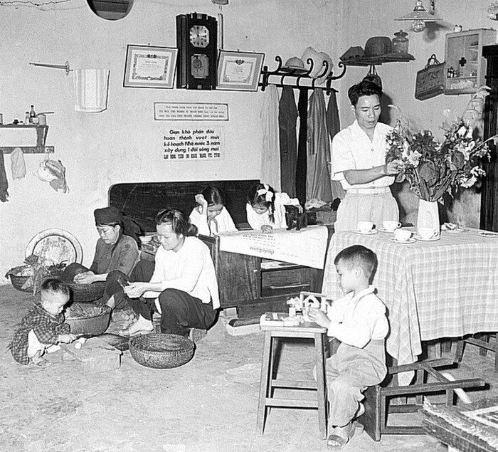 Gia đình một công nhân Nhà máy Đèn Yên Phụ, Hà Nội chuẩn bị đón Tết Nguyên Đán Kỷ Hợi (1959).(Ảnh: Tư liệu TTXVN)