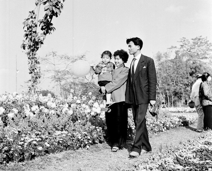 Gia đình anh Nguyễn Văn Hoàng, cán bộ Nhà máy Xe lửa Gia Lâm, Hà Nội vui chơi trong ngày Tết Nguyên Đán Nhâm Dần (1962). (Ảnh: Tư liệu TTXVN)