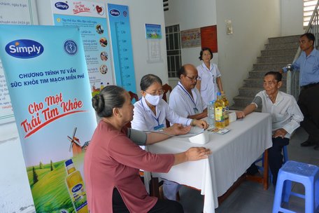 Người dân được khám và tư vấn miễn phí các bệnh về tim mạch tại Trạm Y tế xã Tân Bình (huyện Bình Tân).