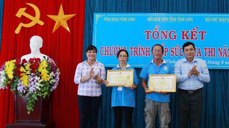 UBND tỉnh tặng bằng khen cho Tập đoàn Tân Hiệp Phát (tỉnh Bình Dương) và ông Nguyễn Đăng Hoàng- Chủ tịch Hội Chữ thập đỏ Thiện Tâm- tài trợ chính cho chương trình.